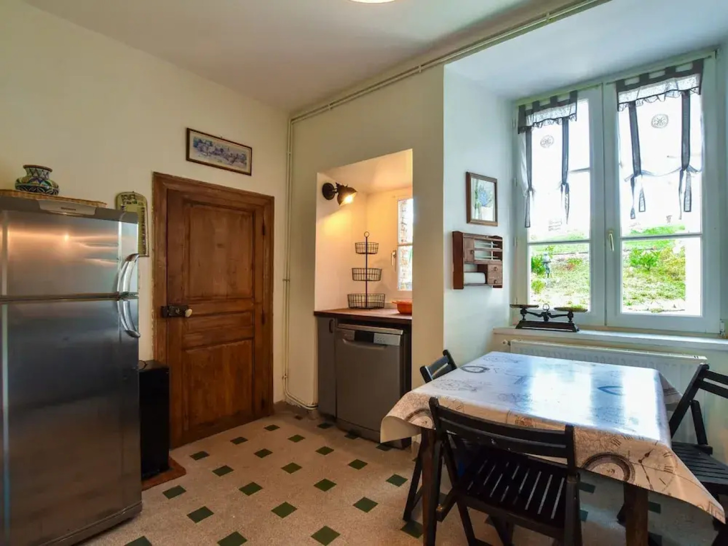 Fantastic property with large swimming pool and garden in the heart of France!