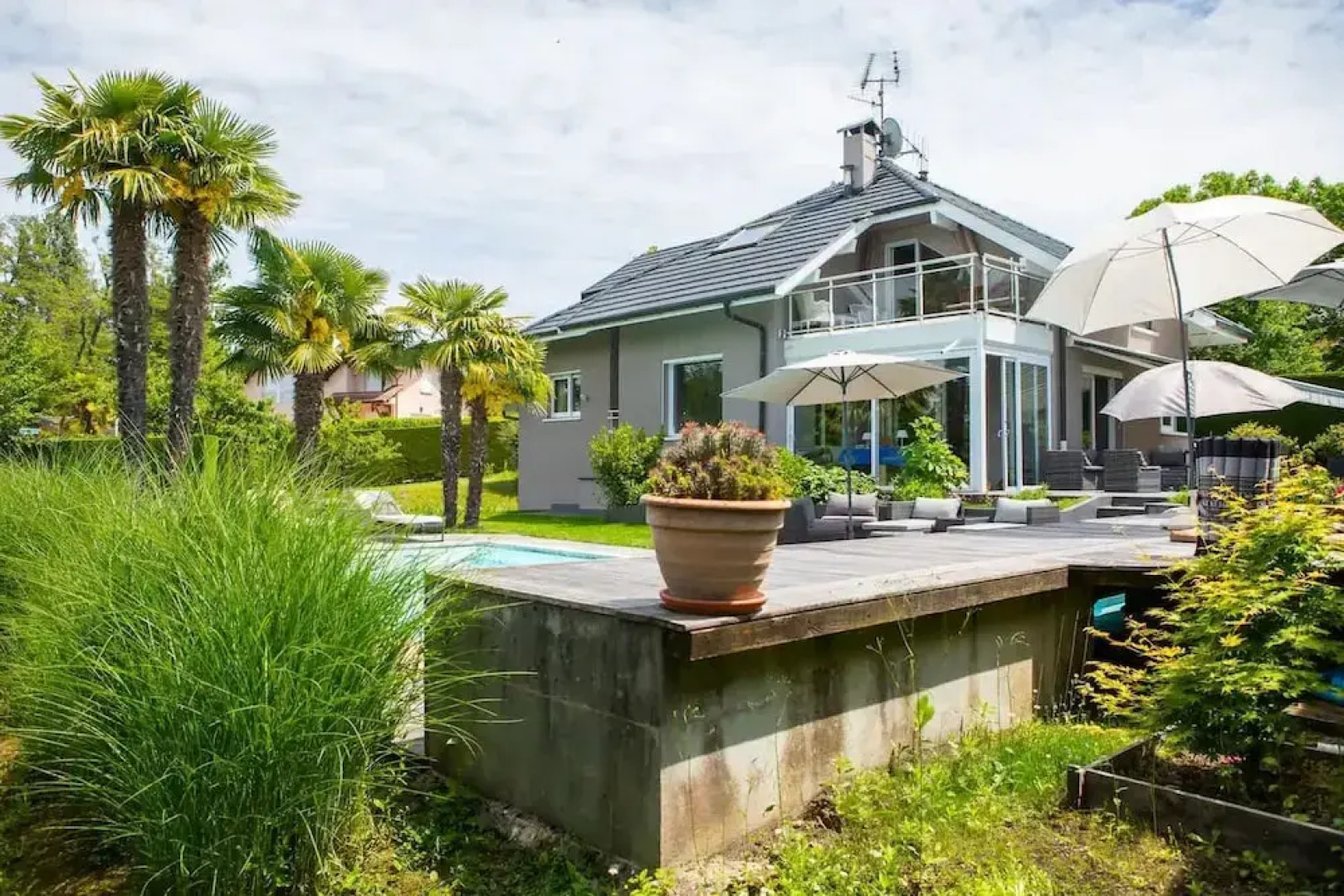 Villa au Bord du lac Avec Piscine Privee et Acces Direct au lac