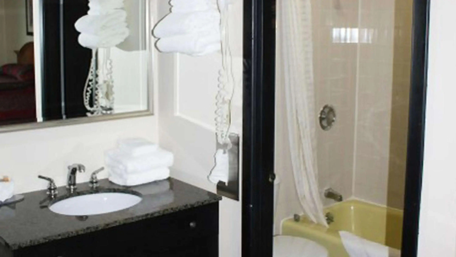 Colonial Inn Ellsworth