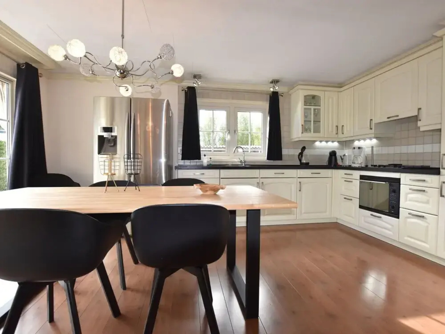 Modern Holiday Home in Kaatsheuvel with Hot Tub