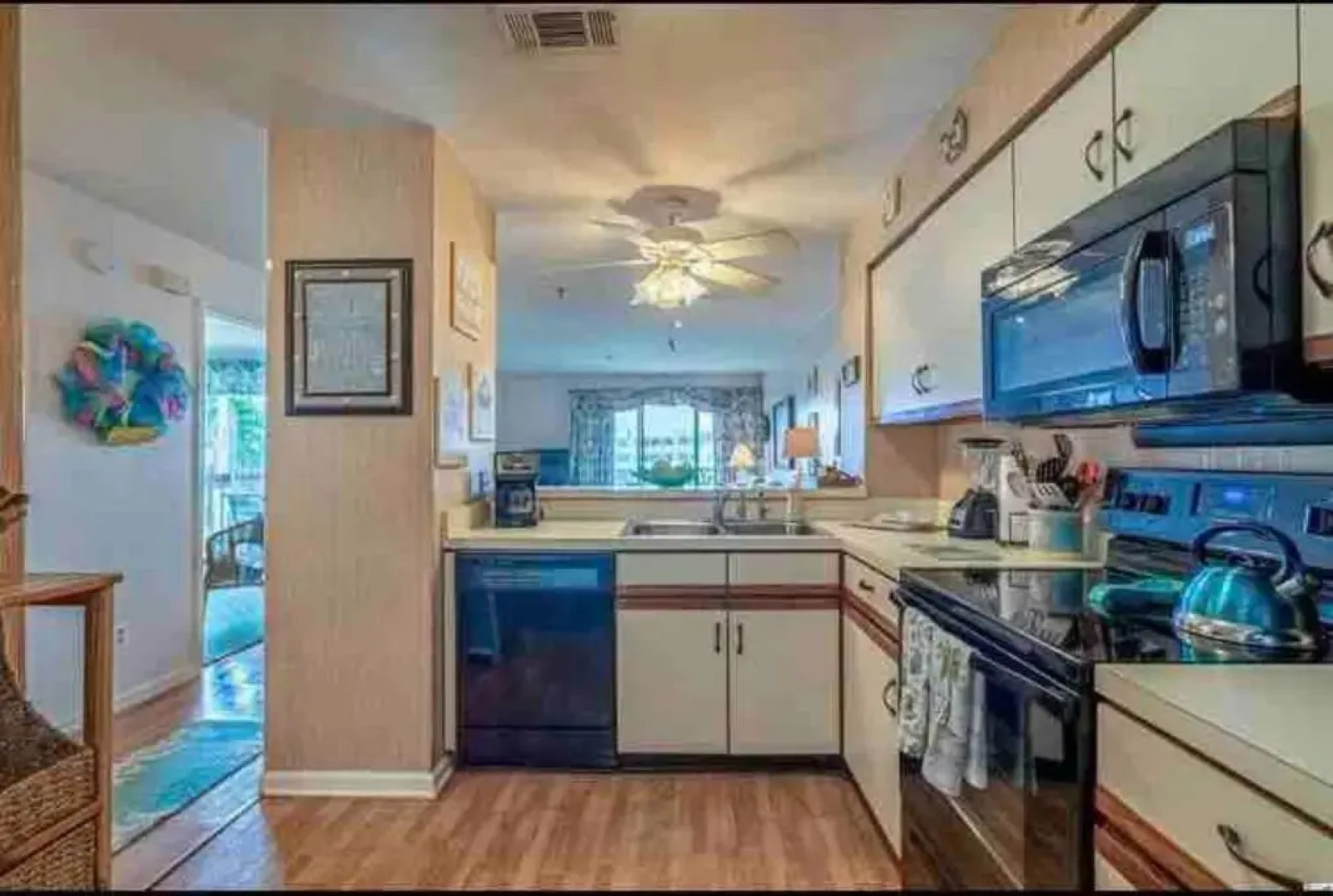 Lovely 2-bedroom condo with pool