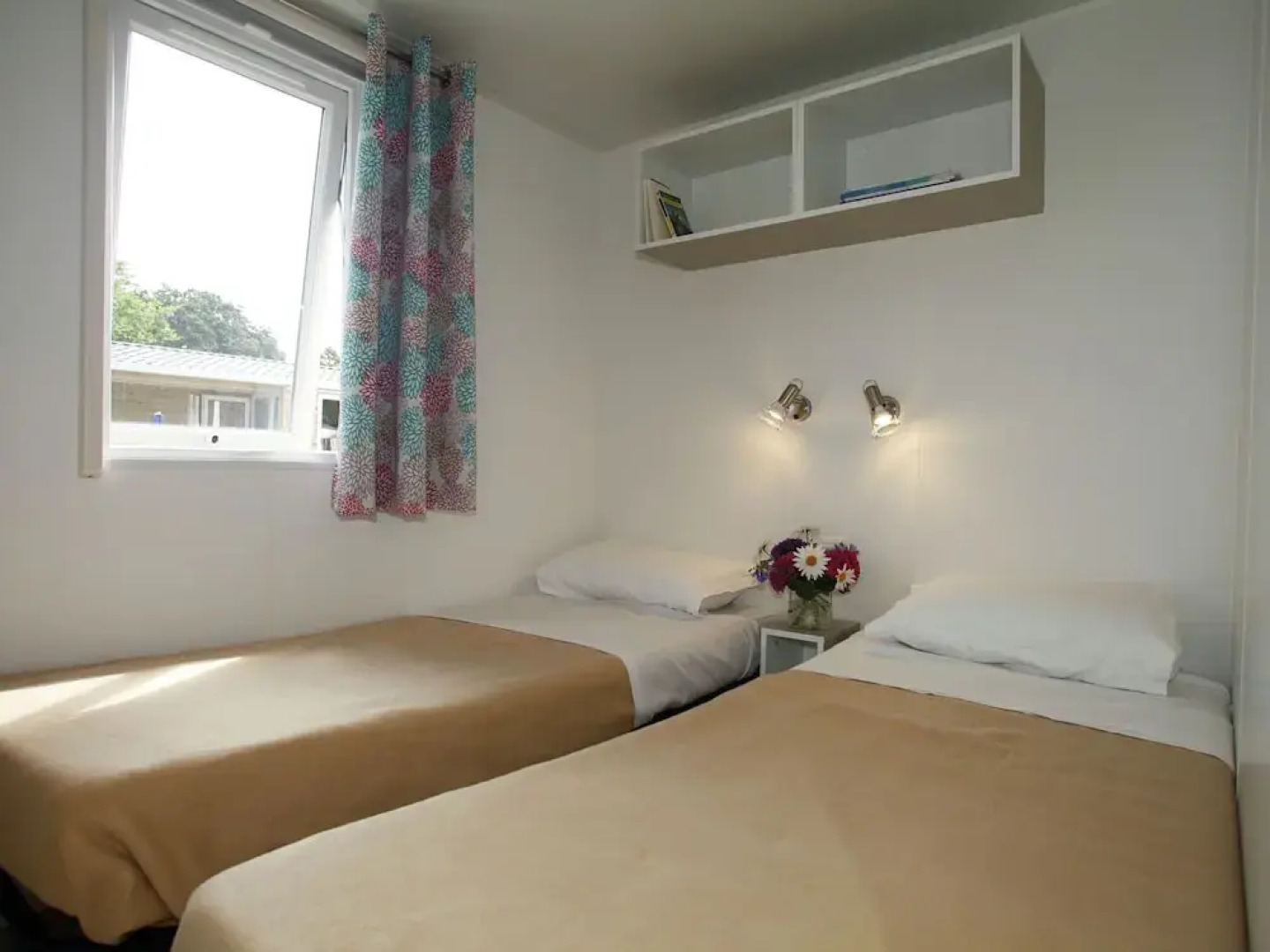 Well-kept chalet with a terrace at 800 m. from the beach