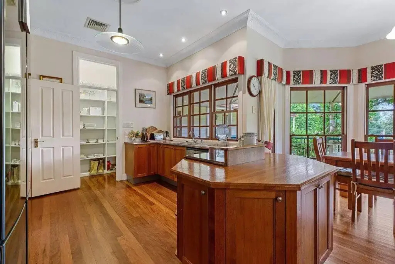 Palatial Queenslander for Groups of Family & Friends!