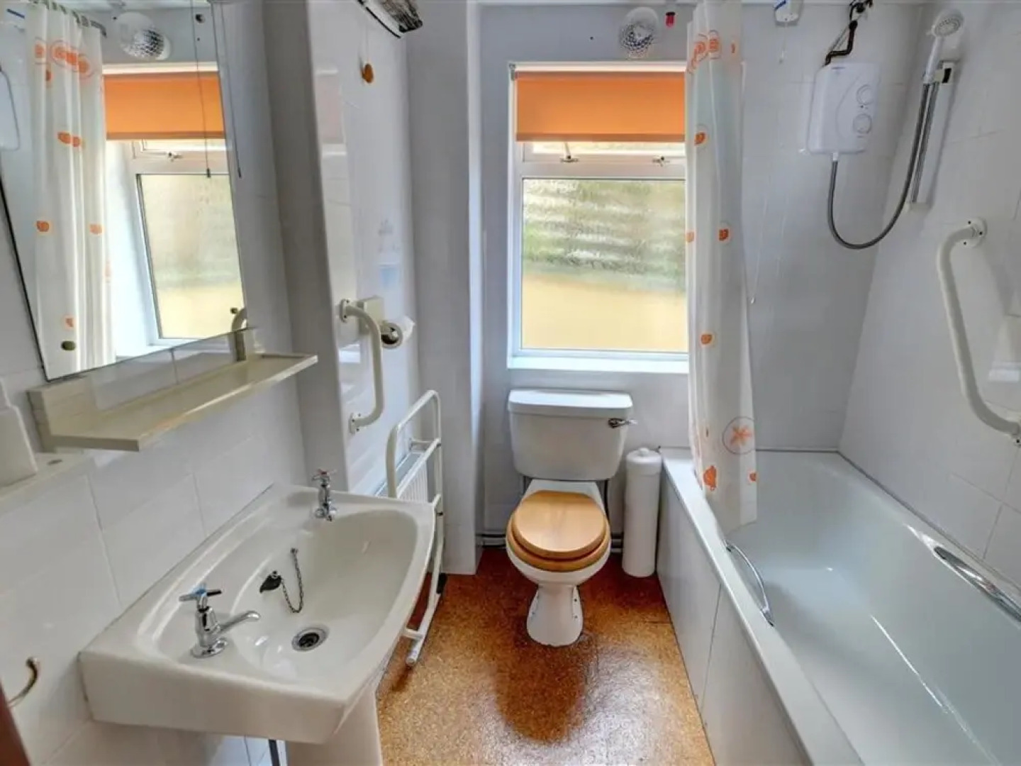 Ground-floor Apartment in Detached House set on 350-m Site