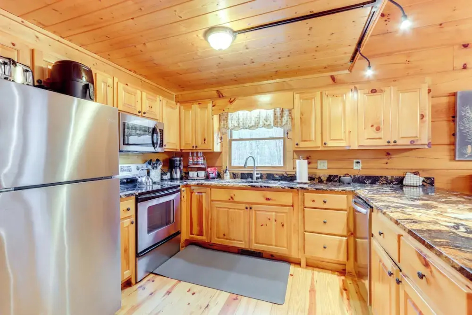9 Mi to Dtwn Blue Ridge: Cabin w/ Deck & Grill!