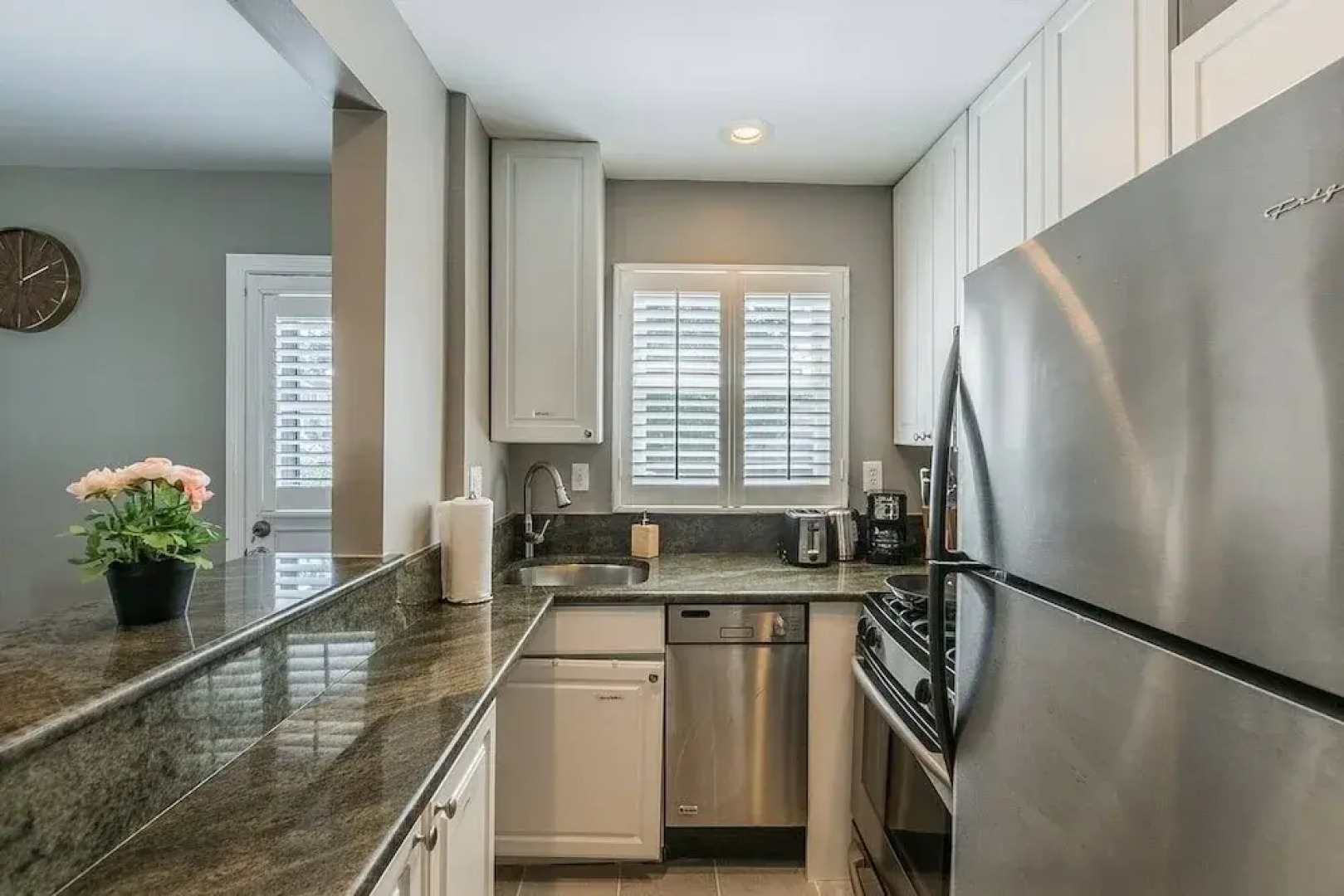 Luxurious 3br 2ba Townhouse with cozy backyard