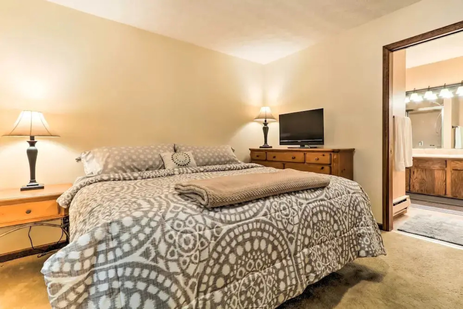 Lake Harmony Home w/ Deck - 3 Mi to Ski Slopes!