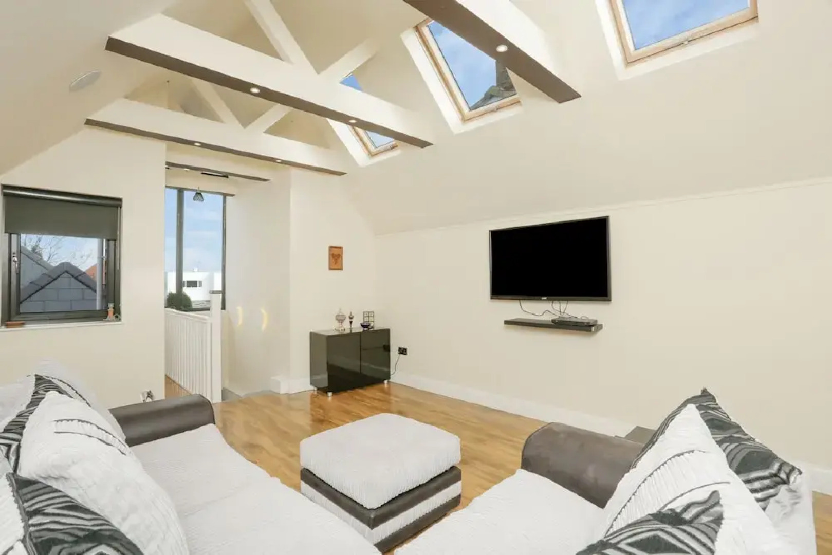 The Broadway Beach Homes Airbnb With Hot tub