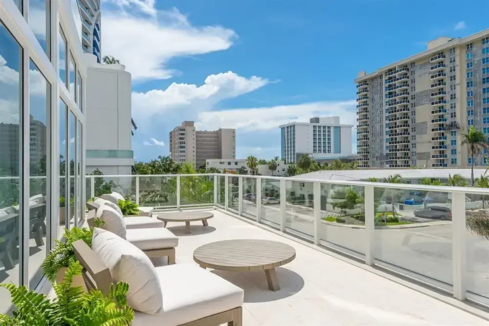 Top Fort Lauderdale Condo 7th Floor - Private and Sanitized, Hotel Amenities, Free Parking for Stays Over 27 Days, 400 ft From the Beach. Hosted by Super Host!