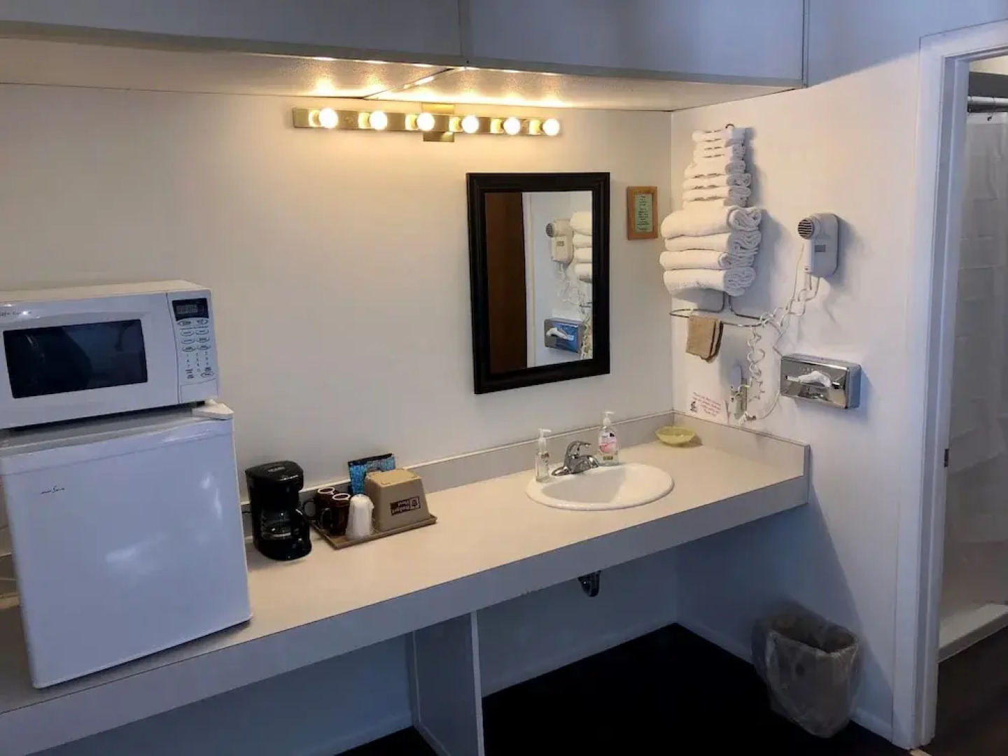 Budget Host Cloverland Motel