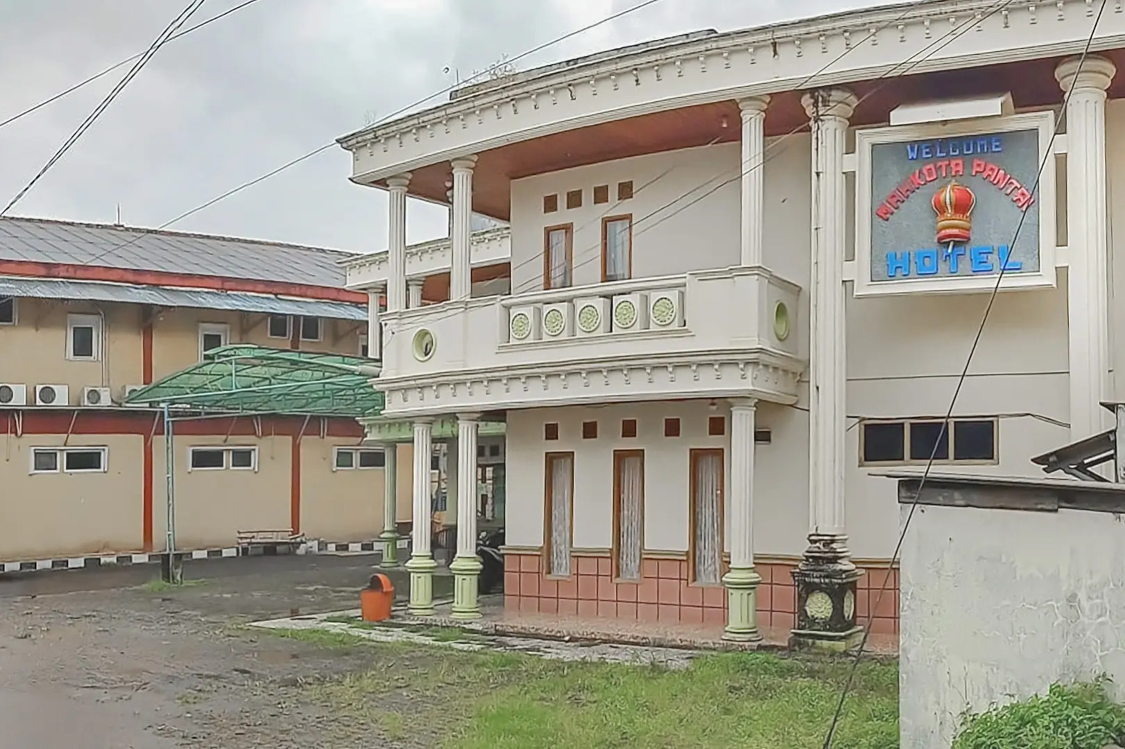 Urbanview Hotel Mahkota Pantai Pelabuhan Ratu by RedDoorz