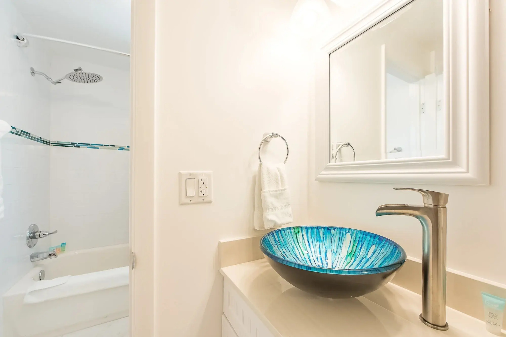 Sea Beach Plaza - Near Jungle Queen Riverboat