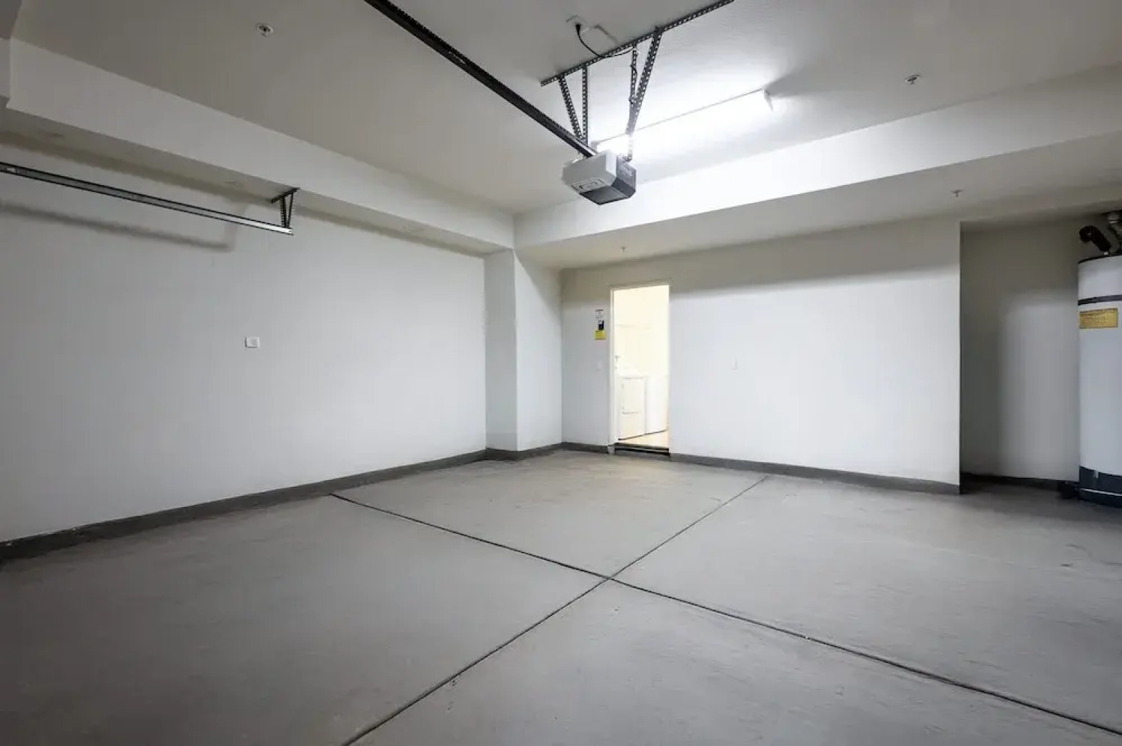 Private Entry Suite w Patio Bath Kitchenette