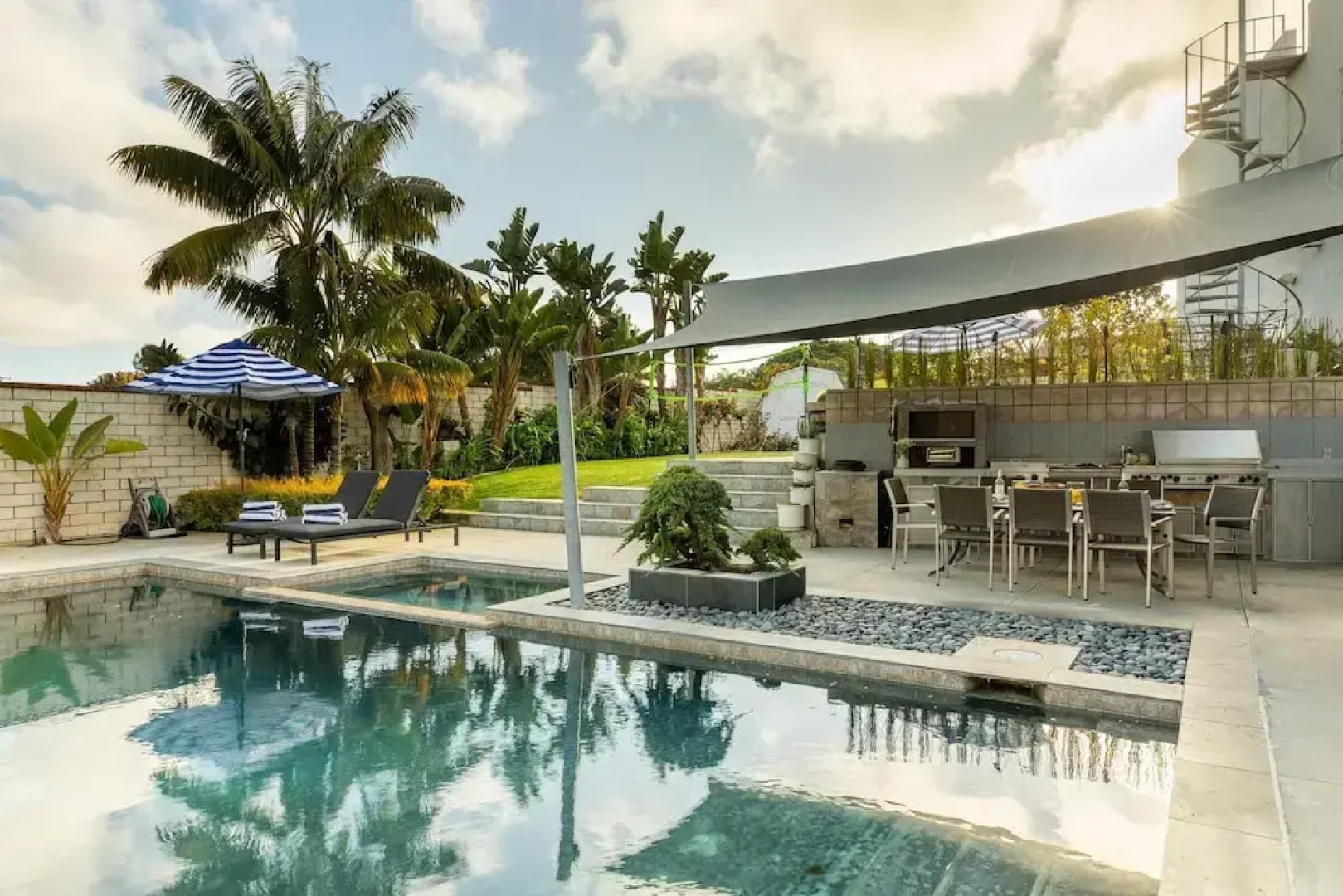 Beachcomber by AvantStay | 1 Block from Beach - Modern Estate w/ Ocean Views