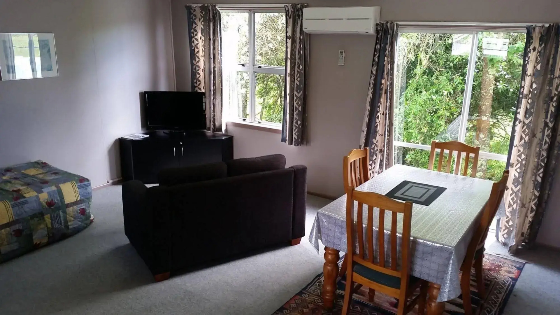 Mahoe Motel Bar n Grill