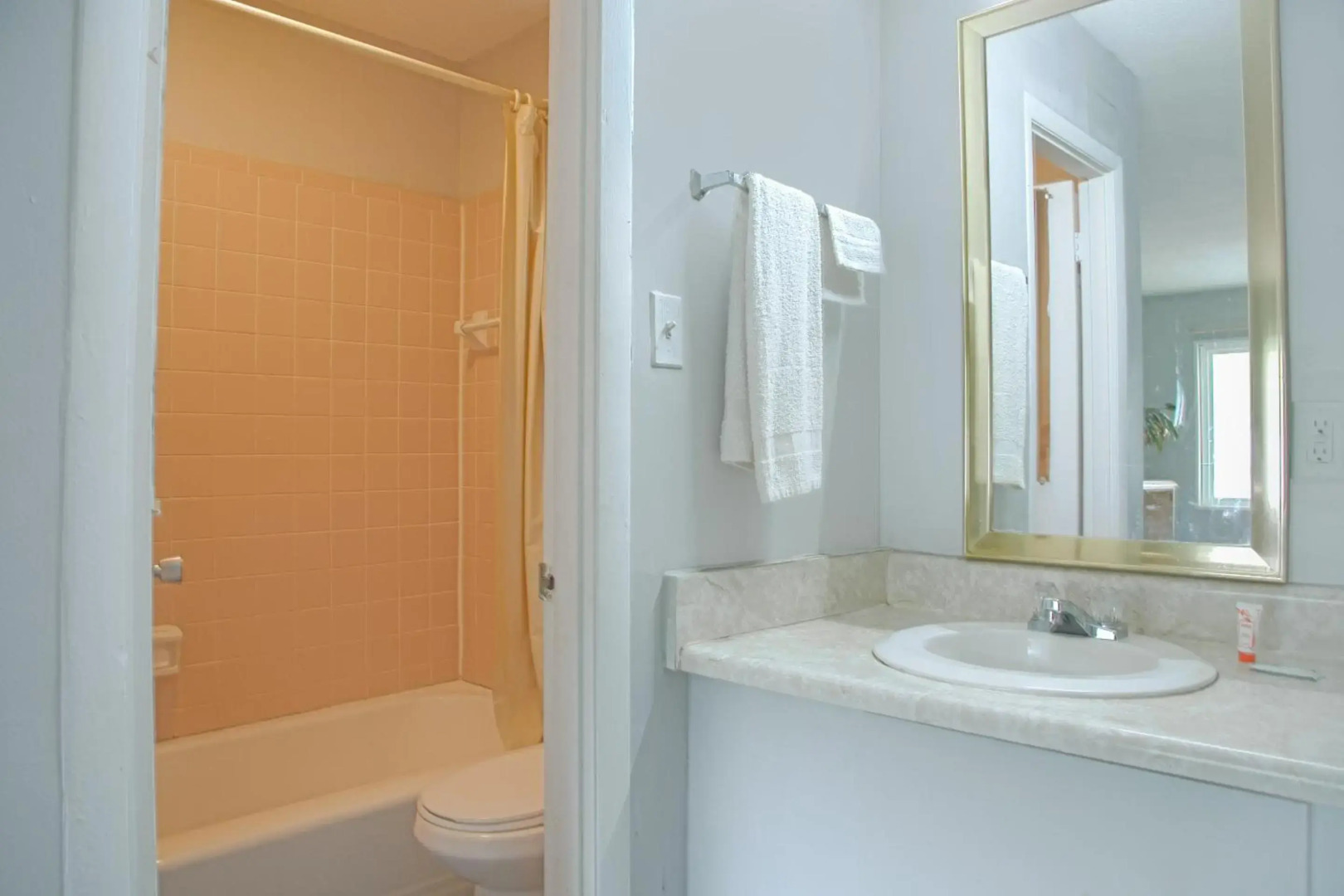 OYO Hotel Calhoun, GA I-75