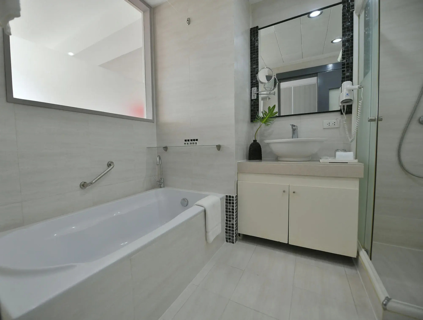 Paseo Premiere Hotel