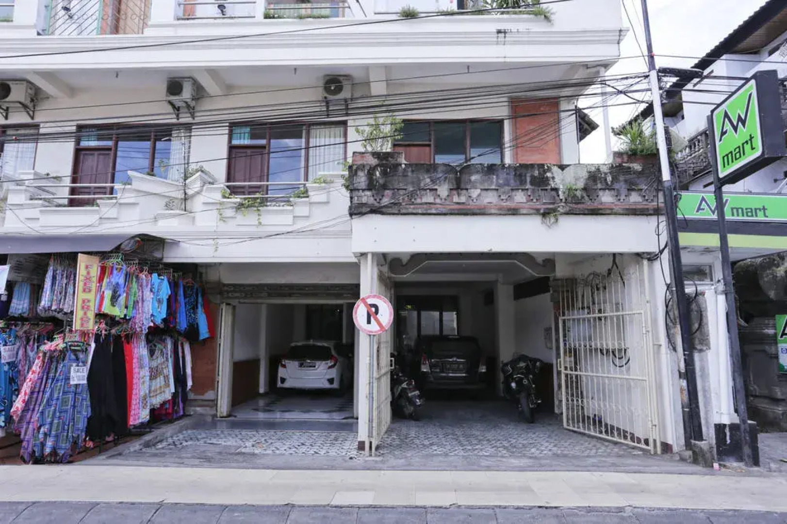 RedDoorz Near Padma Beach