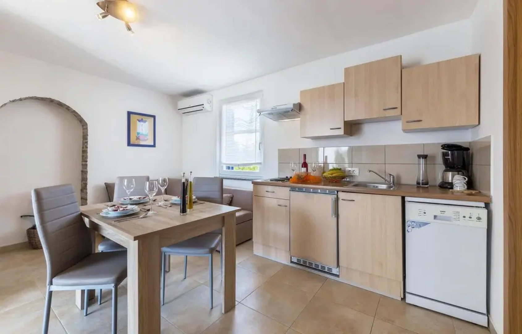 Nice Home in Trget With Wifi, 4 Bedrooms and Outdoor Swimming Pool