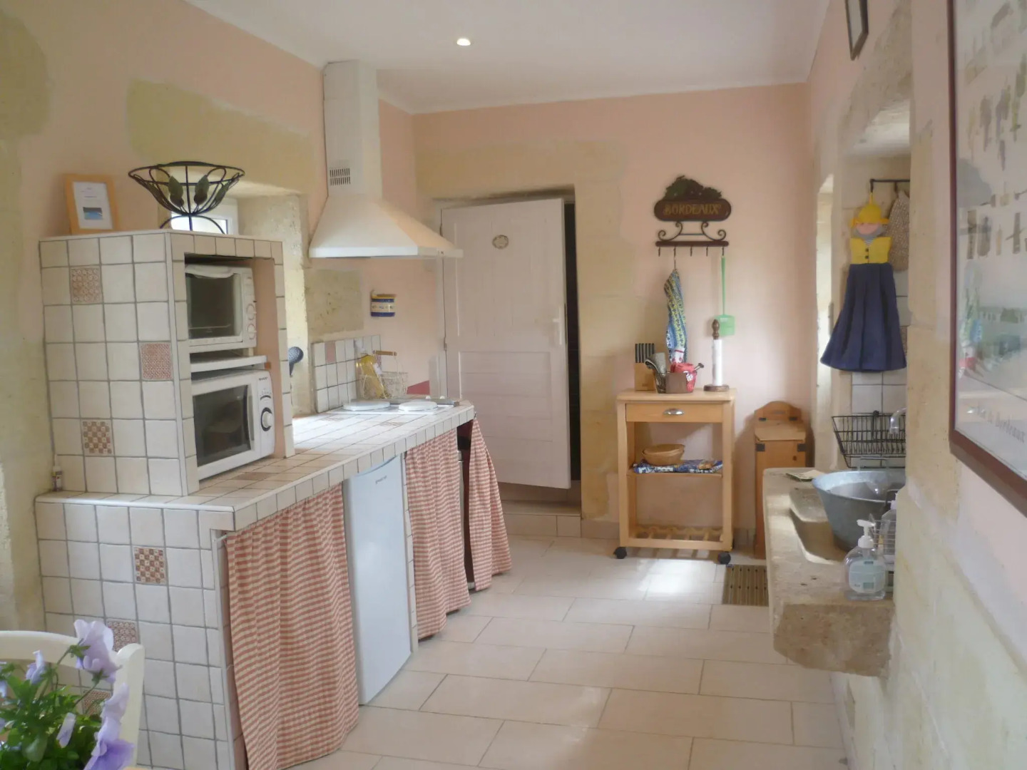 Renovated Dovecot With Pool, in the Vineyards Near Bordeaux