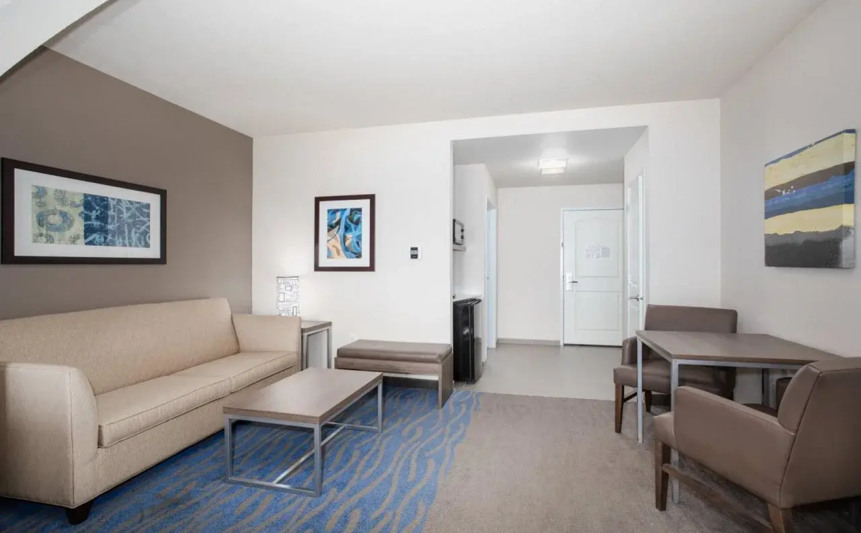 Holiday Inn Express & Suites Manhattan by IHG