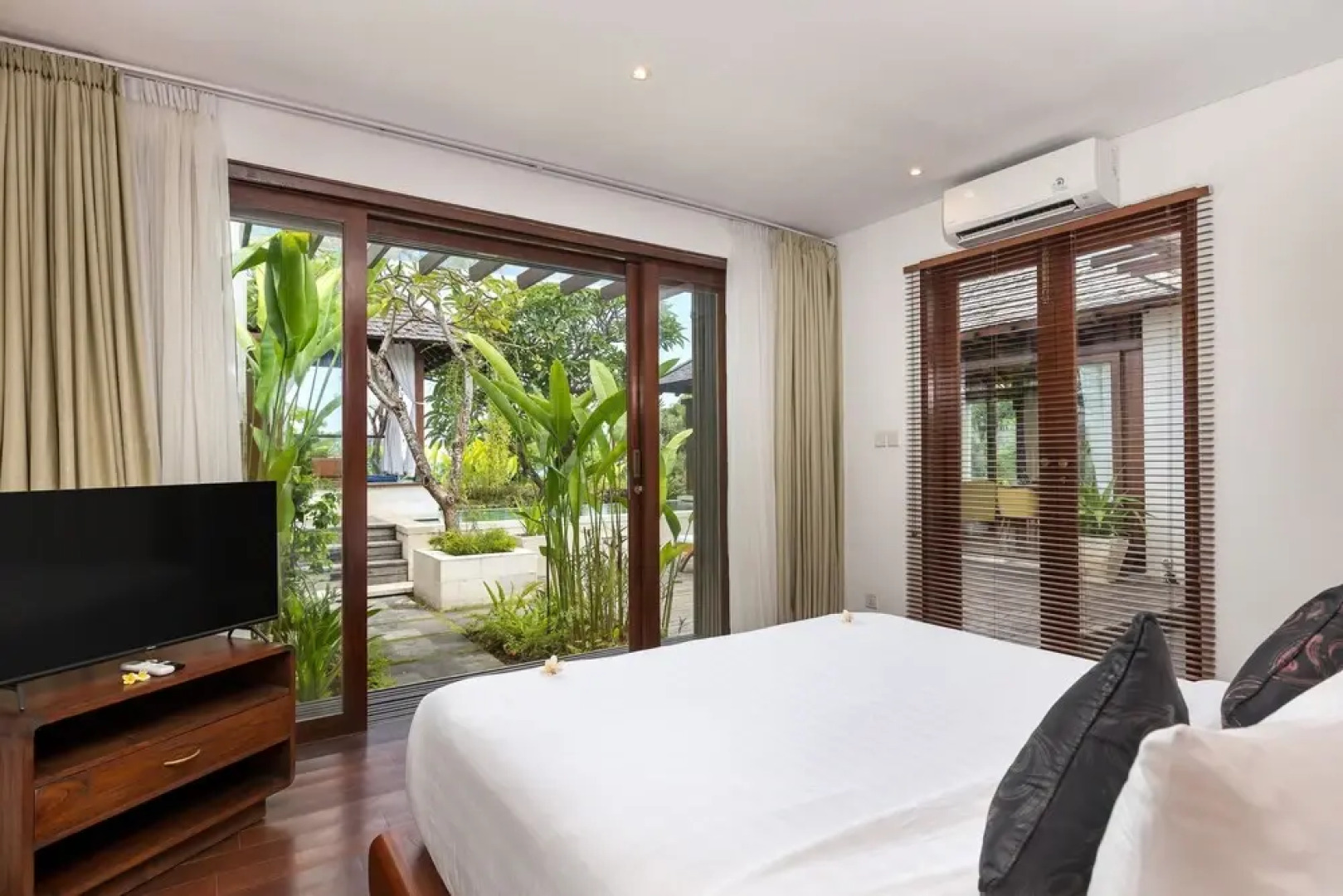 Splendid Beachfront 2 Br Villa in Seminyak