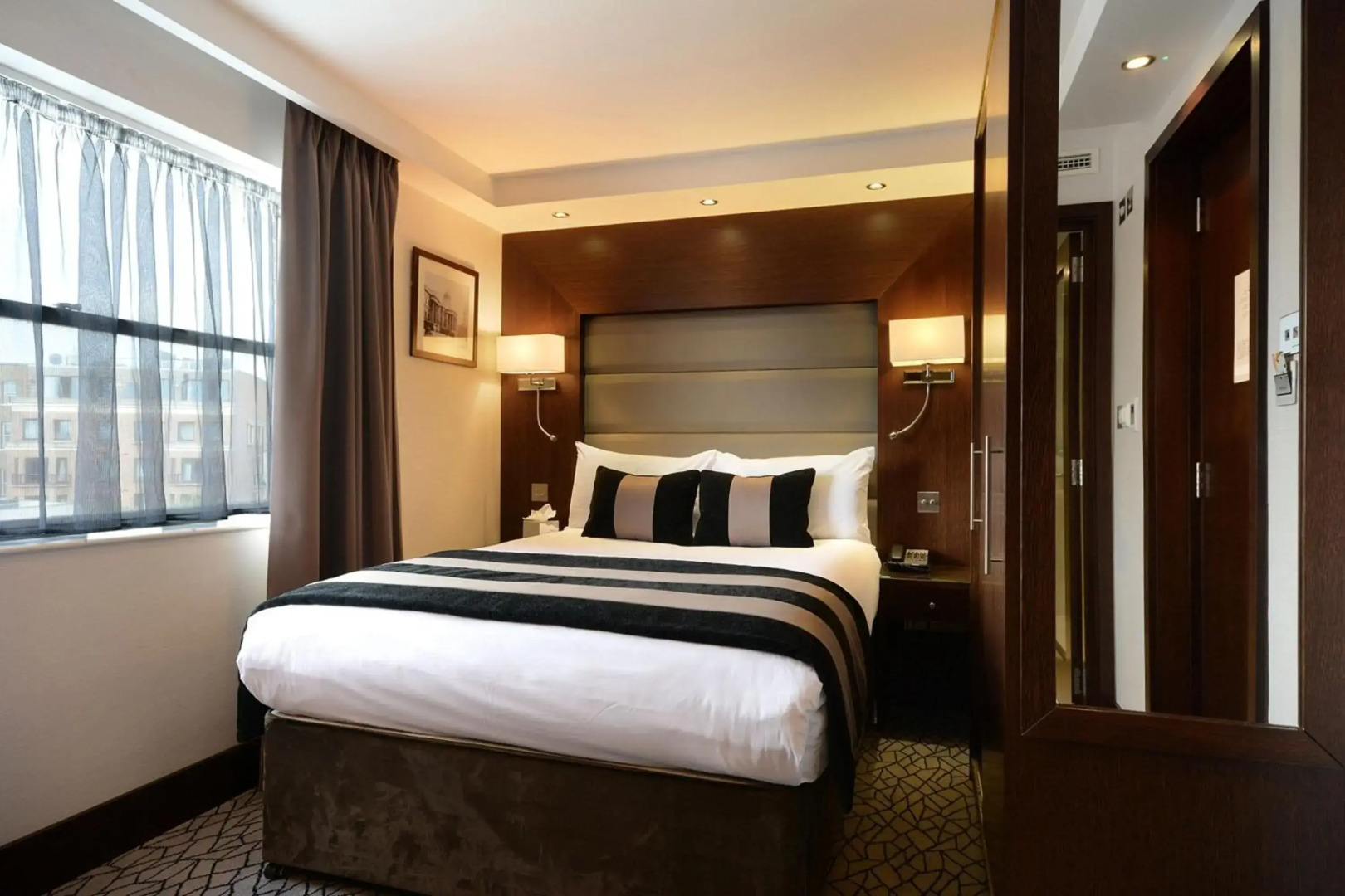 Отель The Cura Kensington