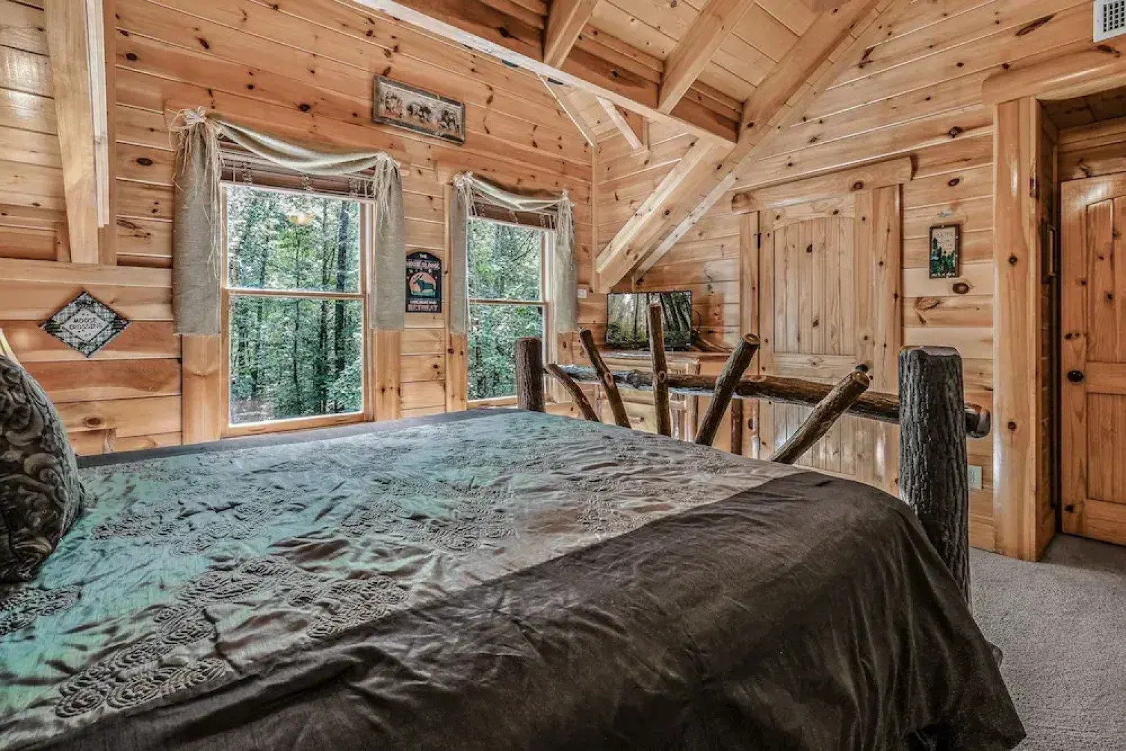 A Mountain Spirit 3 Bedroom Cabin by RedAwning