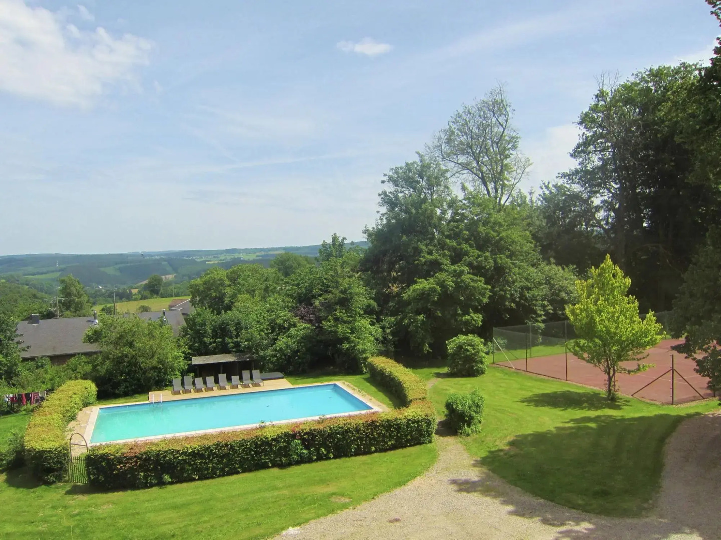 Luxury Castle, Basse-bodeux