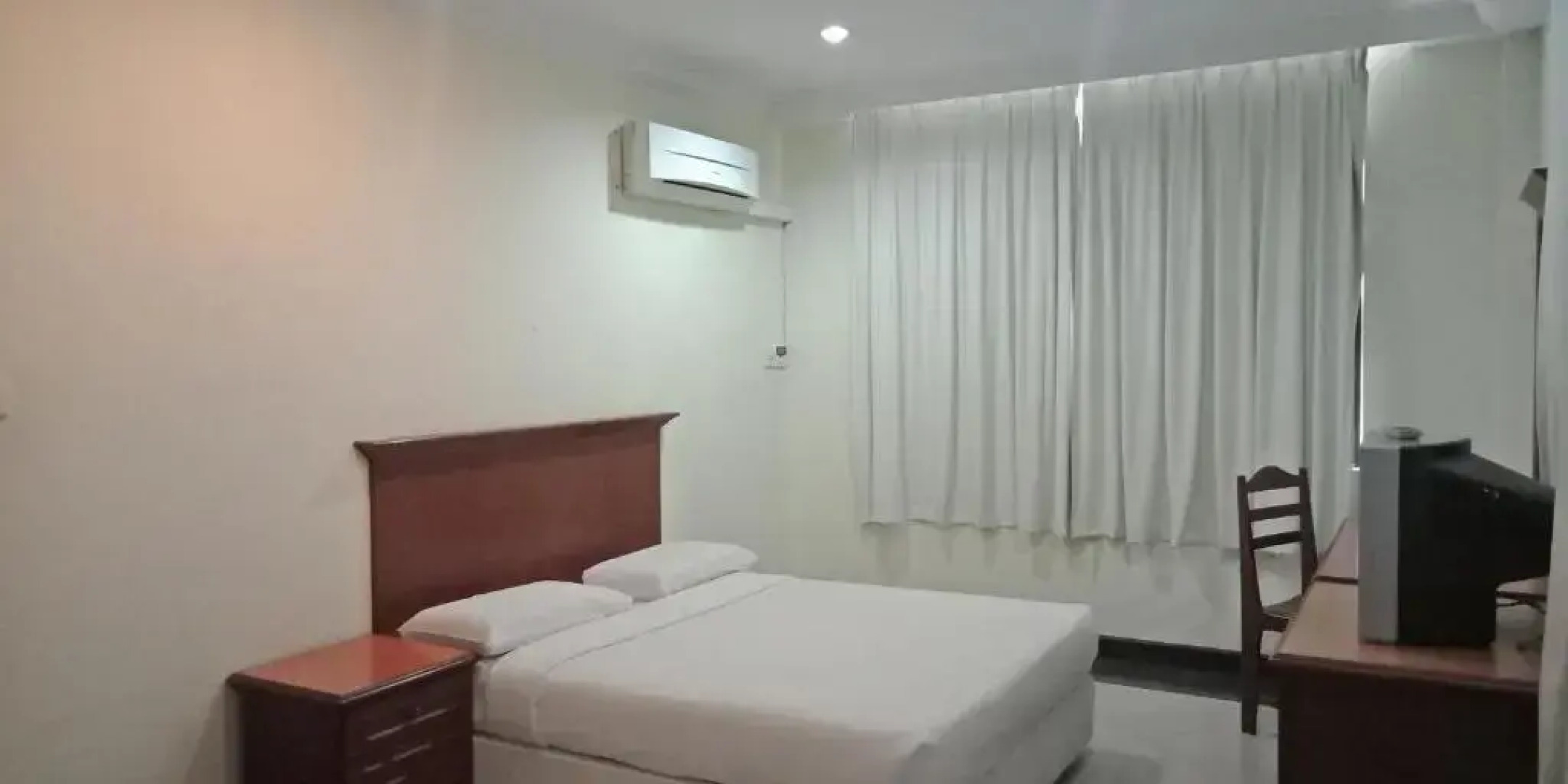 The Upper Deck Hotel