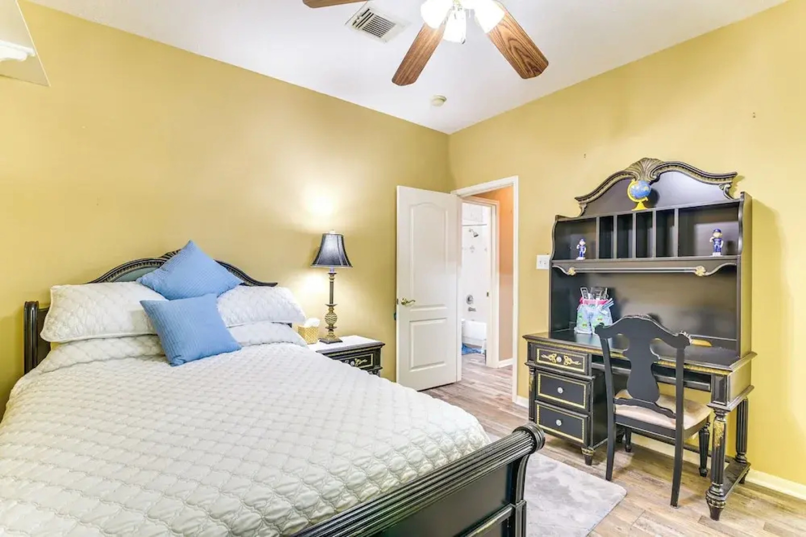 Patio, BBQ & Yard: Family Retreat in Pearland