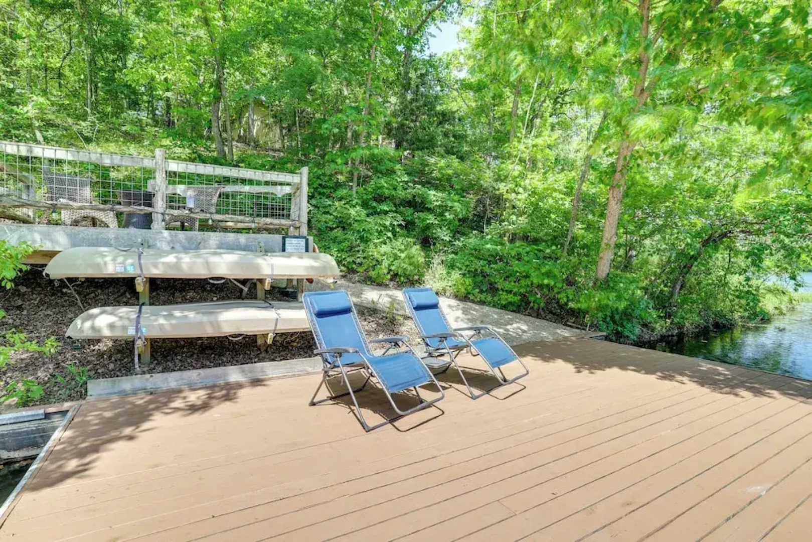 The Bella Vista Lakeside Treehouse: Dock & Kayaks!