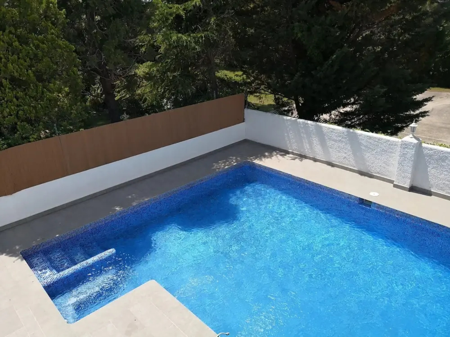 Villa con gran piscina en zona residencial