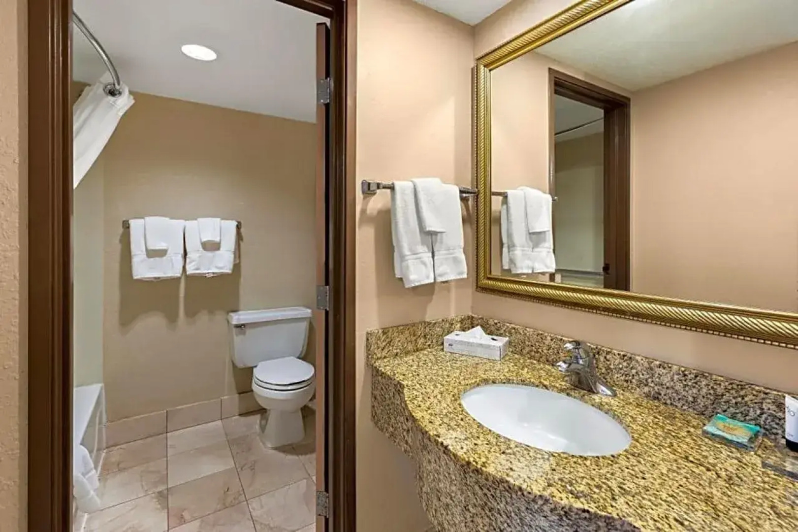 Отель RL Cleveland Airport West