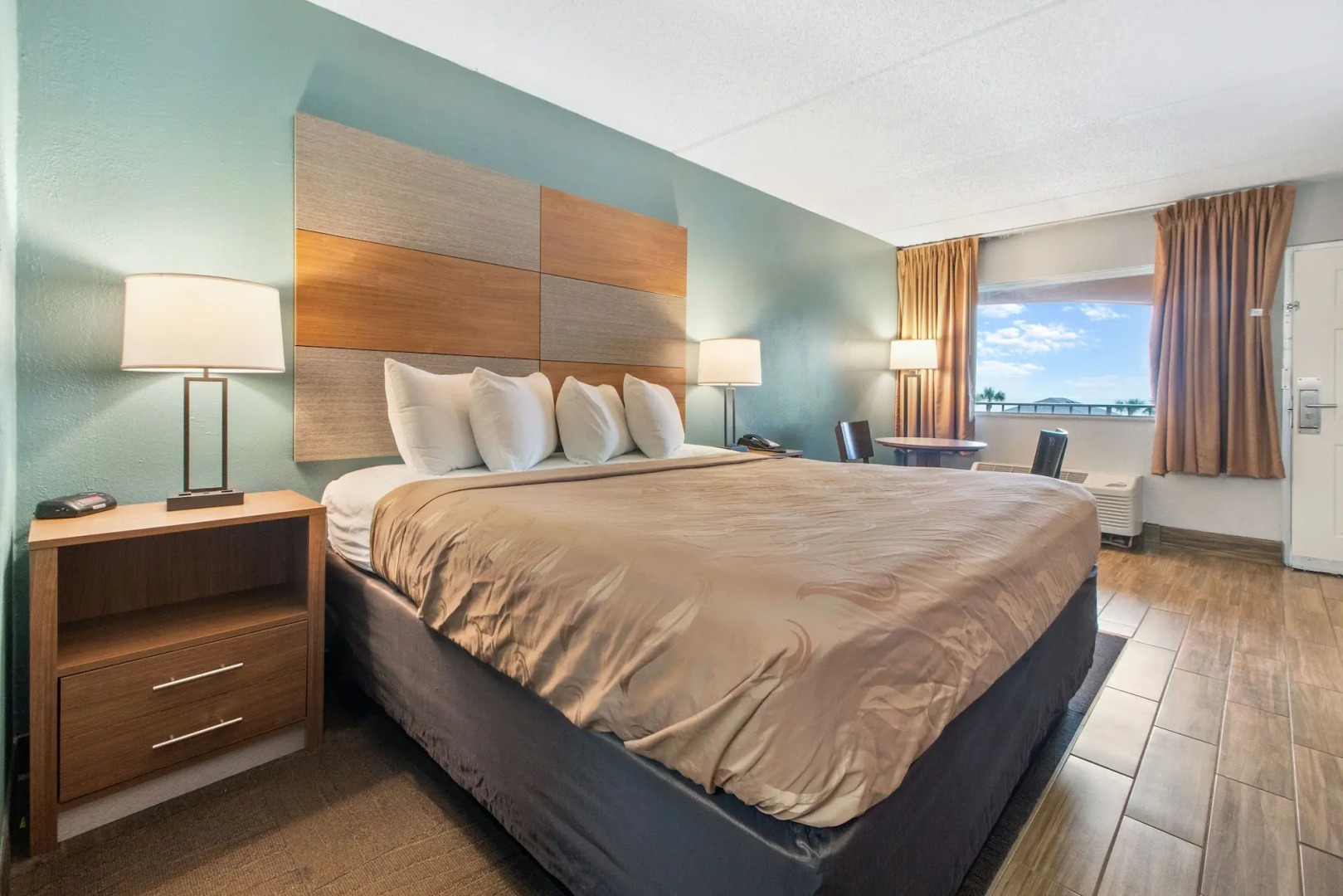 Clarion Pointe Galveston - Beachfront