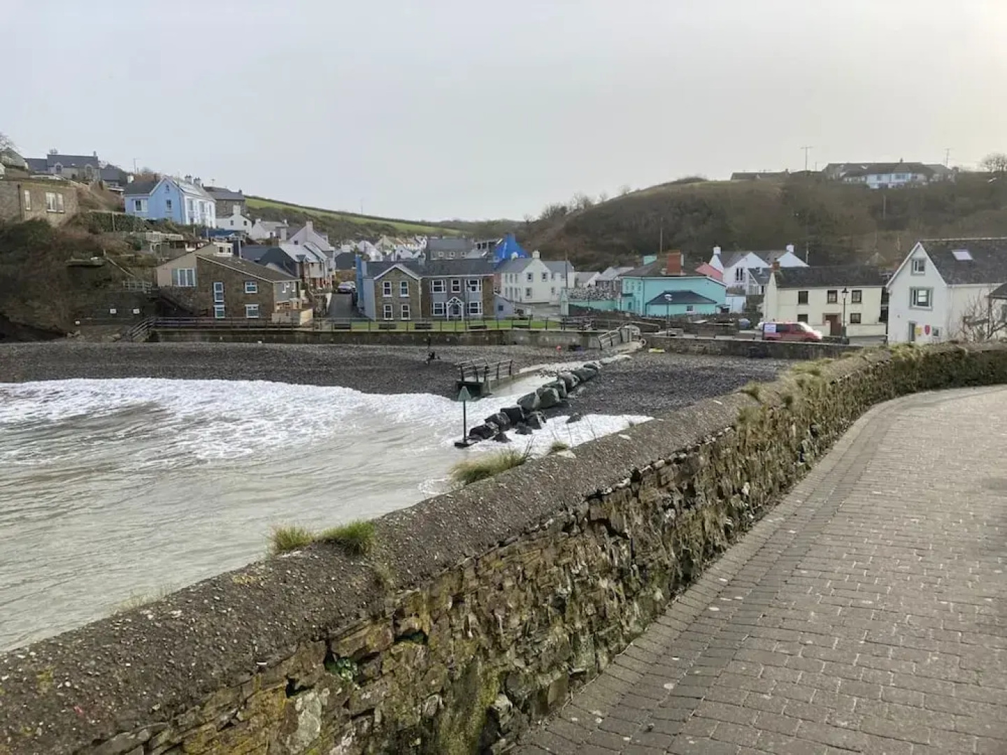 Stunning Renovated & Spacious 2 BR - 100m to Beach