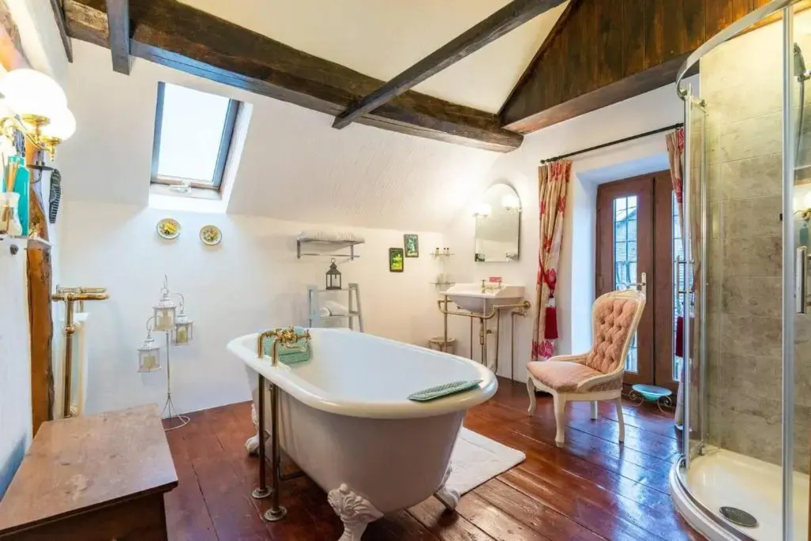 Beautiful Luxury Cottage on Lake Side, England