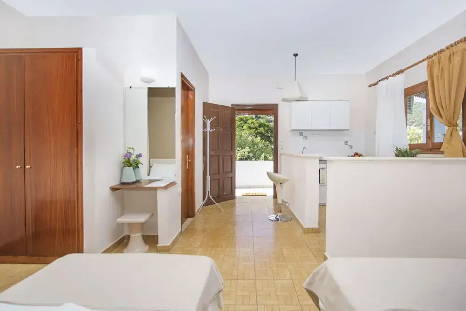 Nikolouzos Sunny Estate