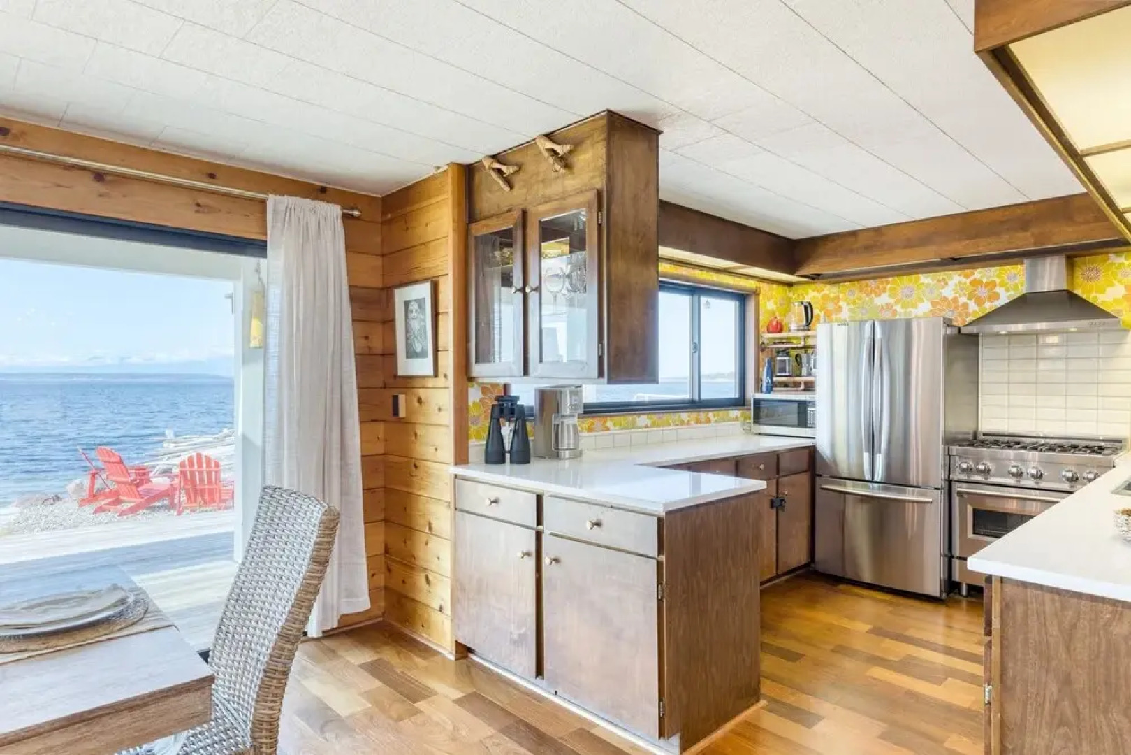 Vintage Beach House by Avantstay Waterfront Home