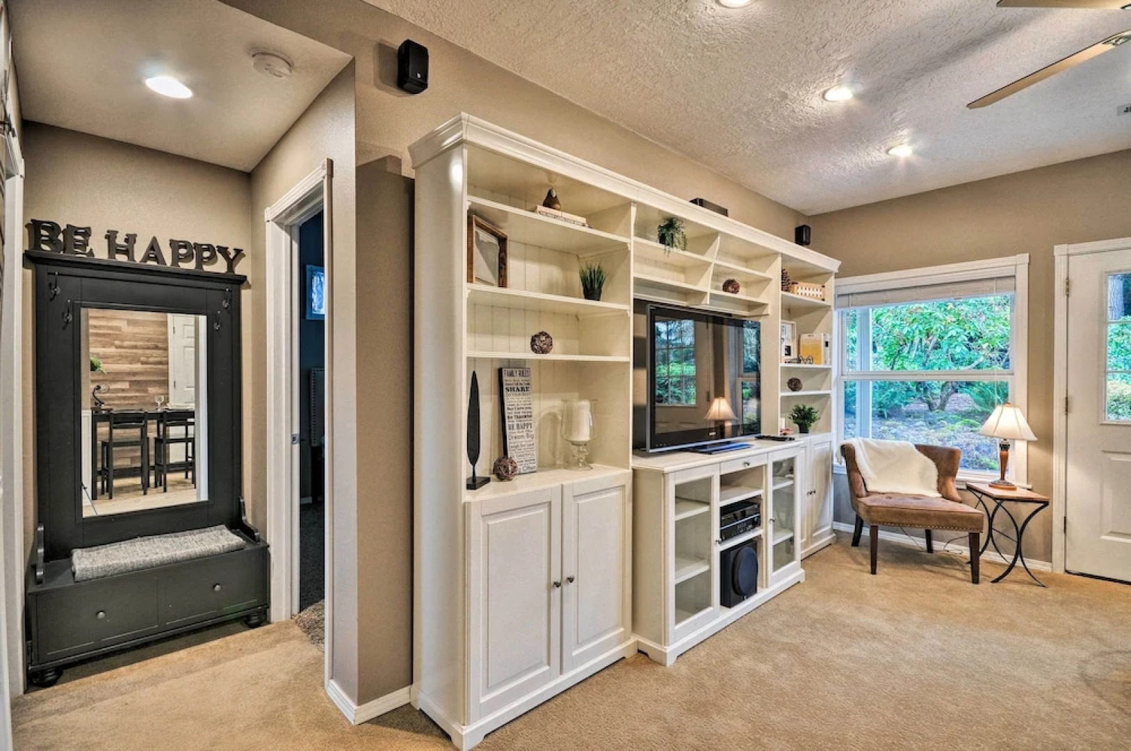 Cute & Cozy PDX Area Townhouse: 31 Mi to Mt. Hood!