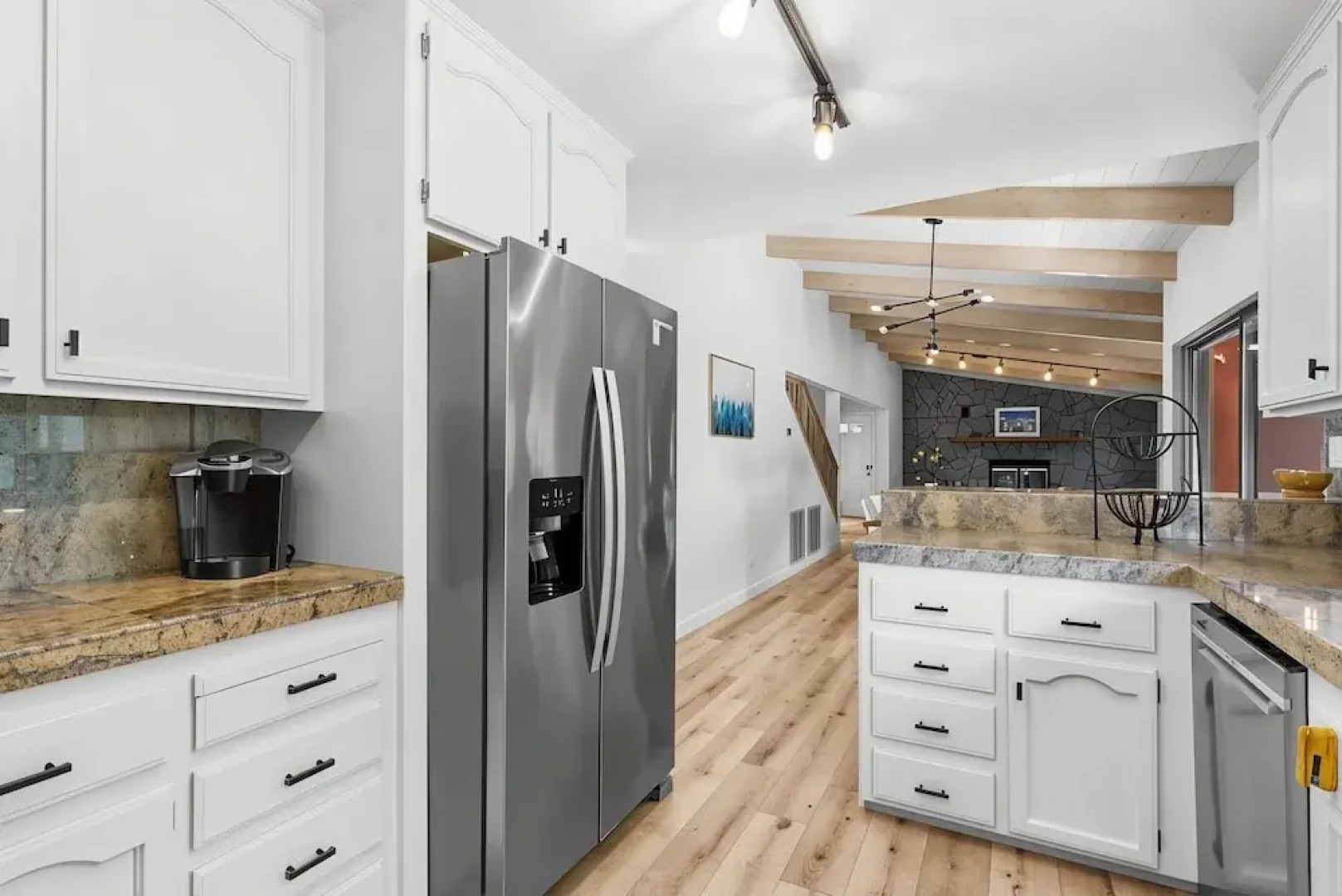 The Red House - Near Golf, Beaches & Communal Pool by Yosemite Region Resorts