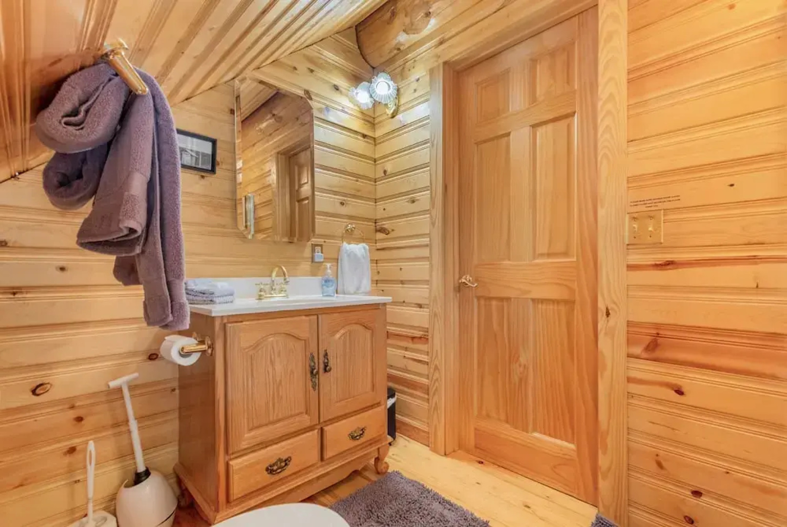 Soaring Pines Lodge 1 Bedroom Home by NW Comfy Cabins by RedAwning