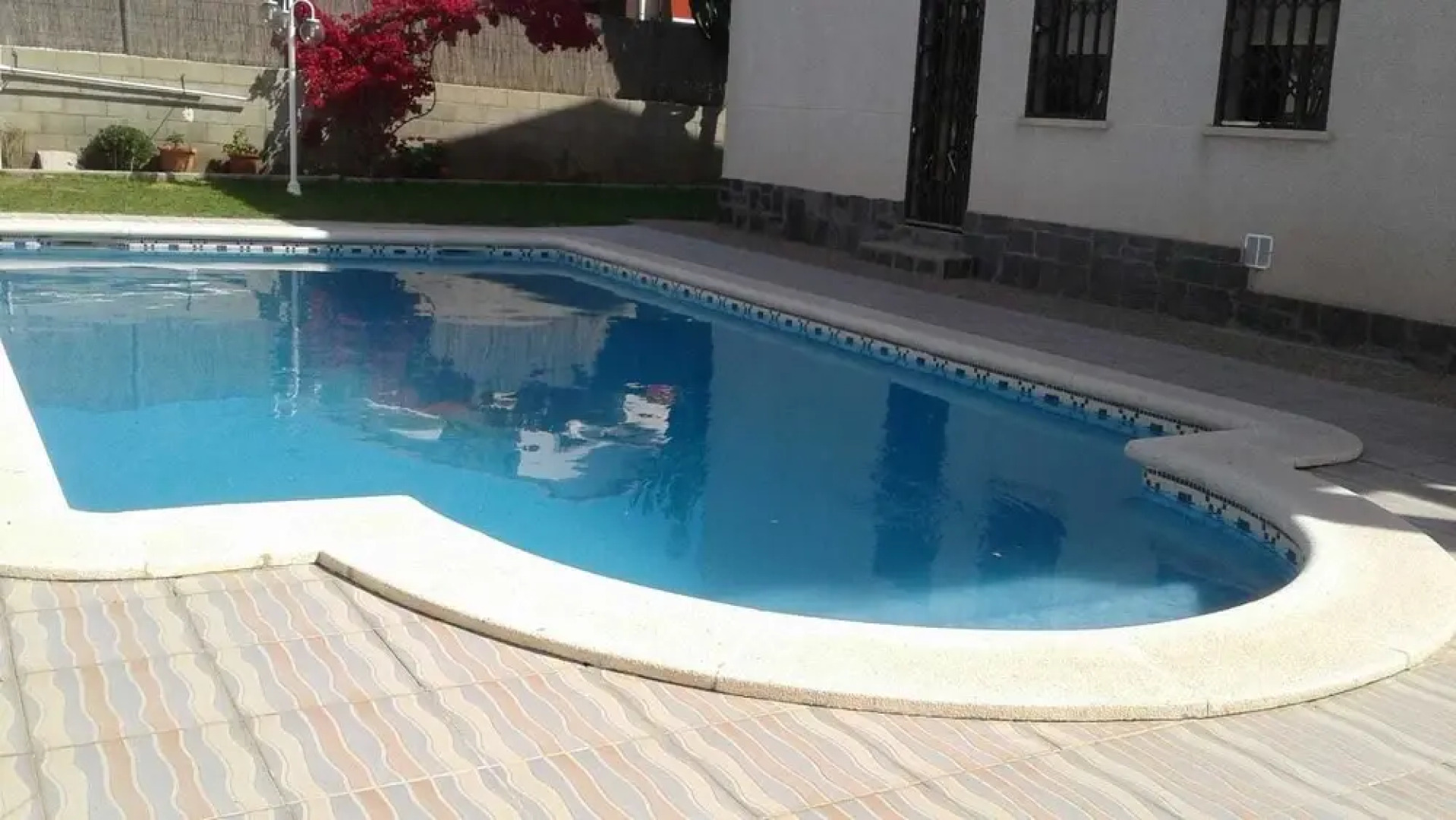 Villa con jardín piscina y cerca playa