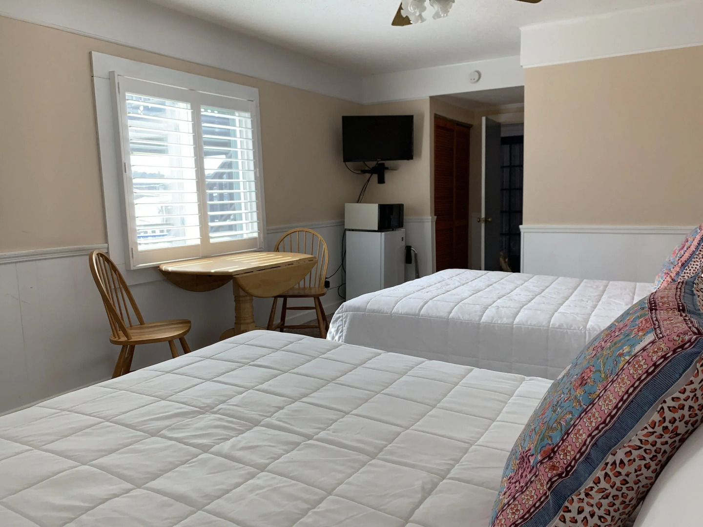 Vineyard Harbor Motel - Private Beach