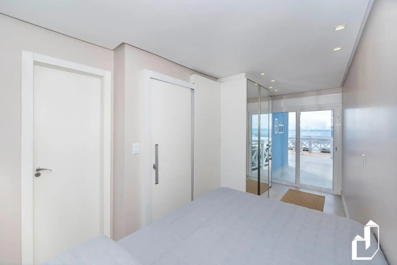 A tranquilidade que você busca em frente ao mar com 02 suítes