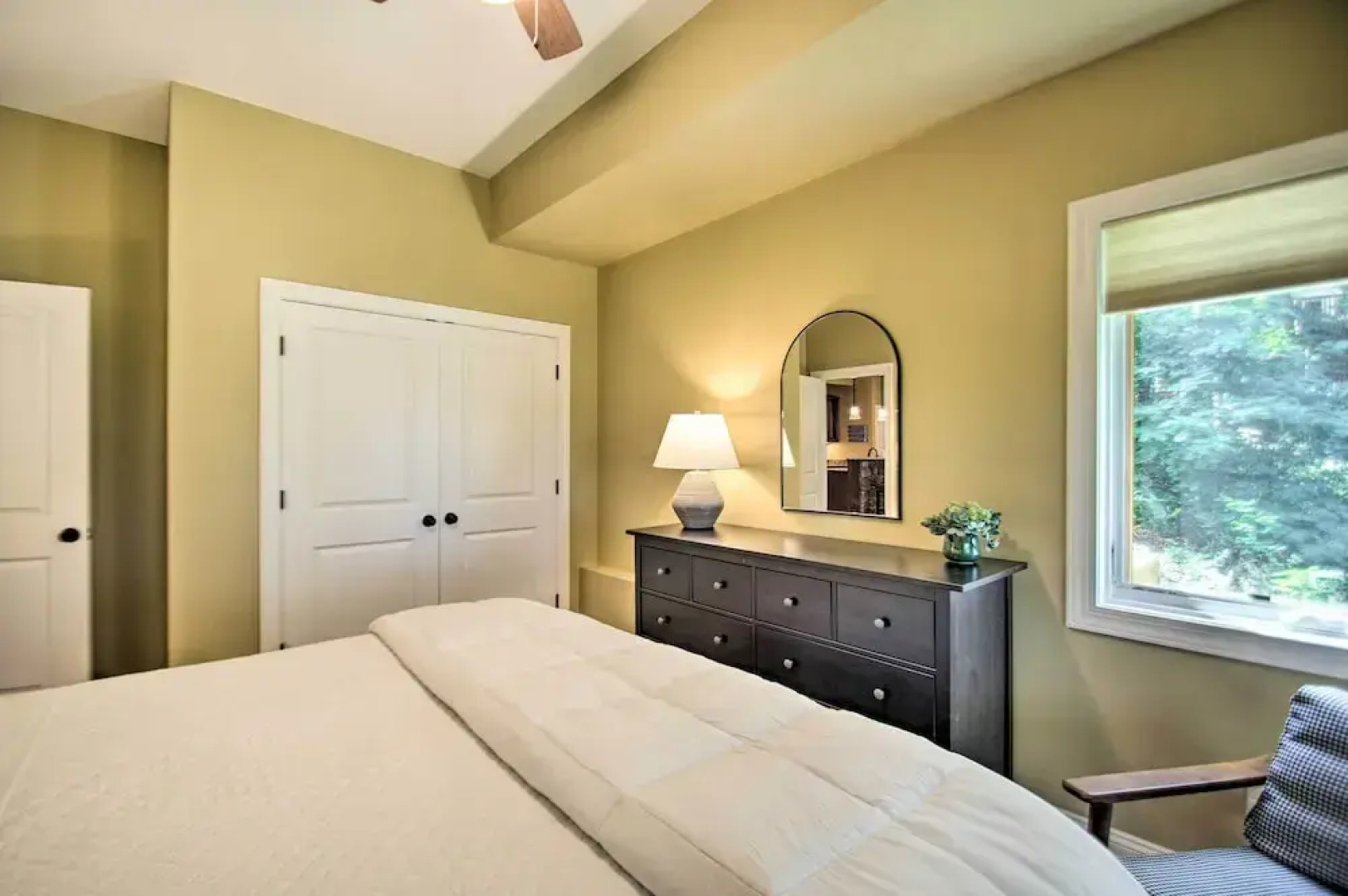 Luxe Wintergreen Resort Escape w/ Hot Tub!