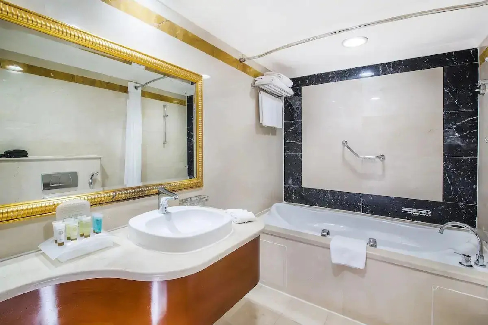 Sunday Hotel Holiday International Dubai