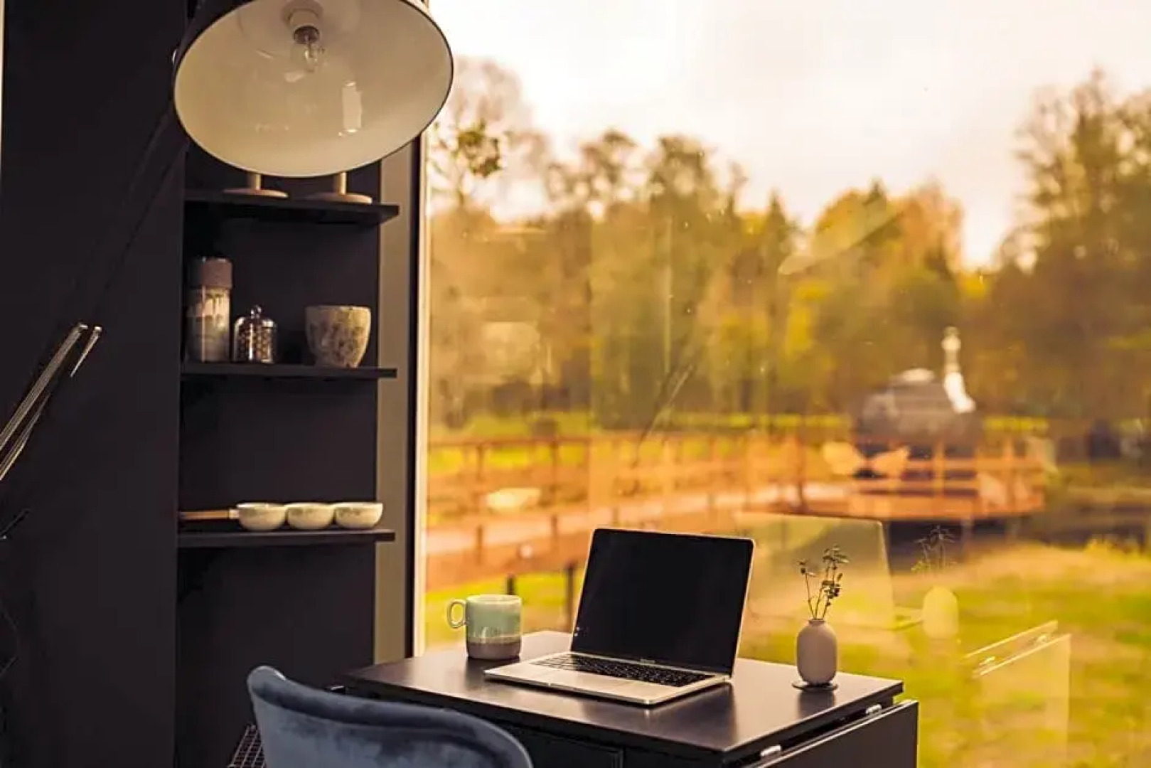 Riverbed inn ÖÖD mirror house and Iglucraft sauna by river