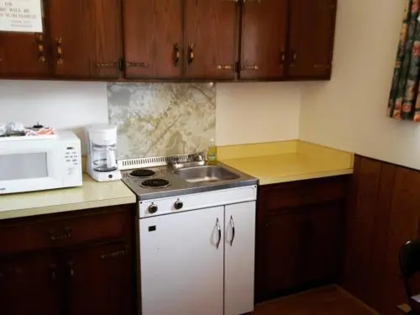 Maple Leaf Inn & Suites