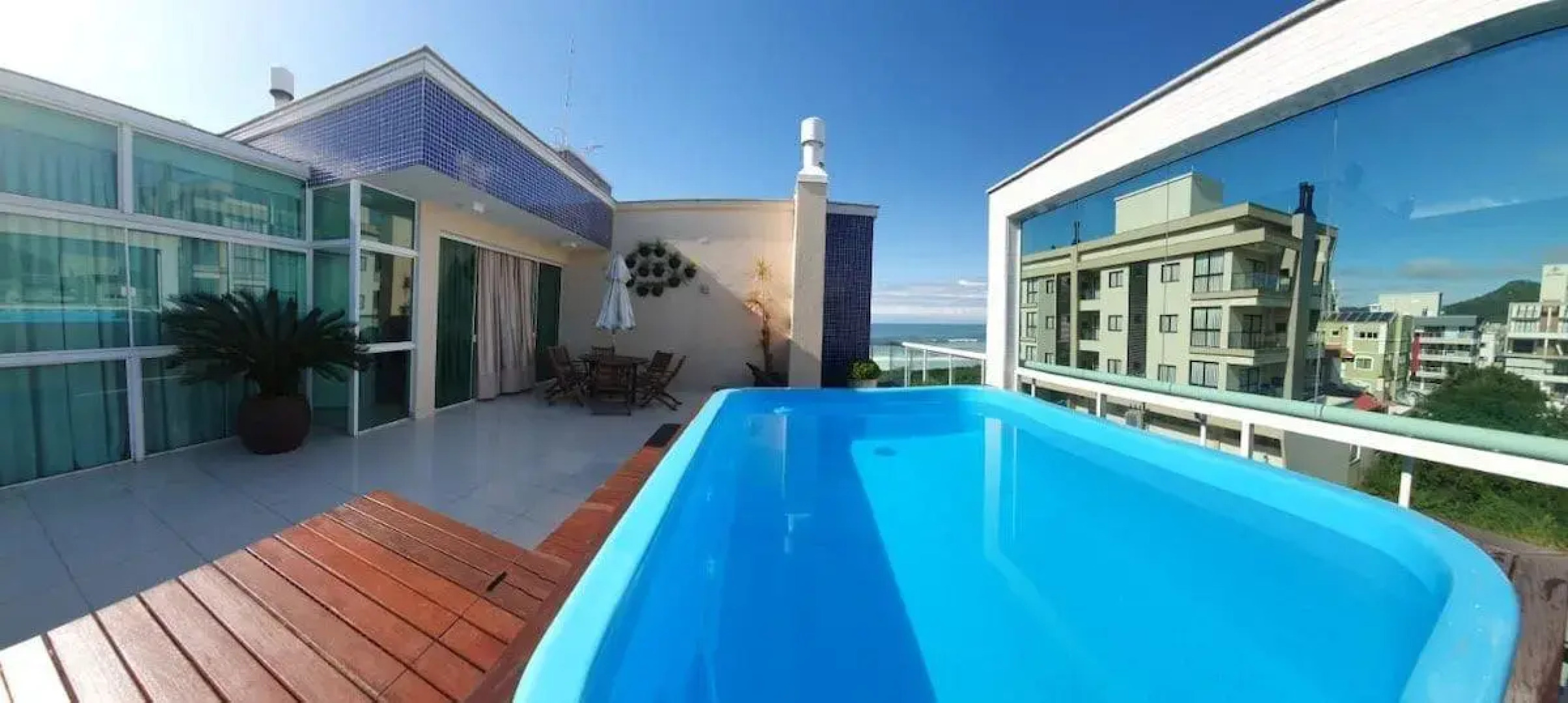 Cobertura com piscina aquecida/ Praia do Mariscal